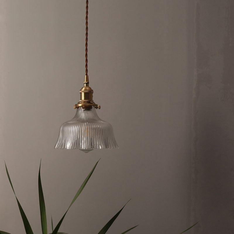 Luminária pendente grande de vidro transparente com nervuras e suporte de latão com interruptor giratório