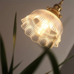 Luminária pendente grande de vidro transparente com nervuras e suporte de latão com interruptor giratório