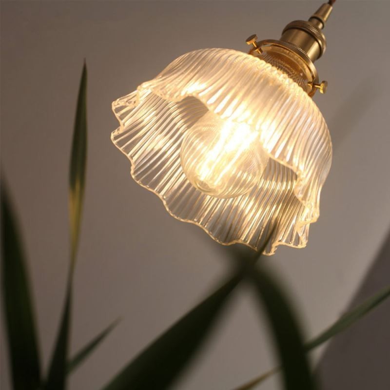 Luminária pendente grande de vidro transparente com nervuras e suporte de latão com interruptor giratório