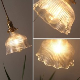 Luminária pendente grande de vidro transparente com nervuras e suporte de latão com interruptor giratório
