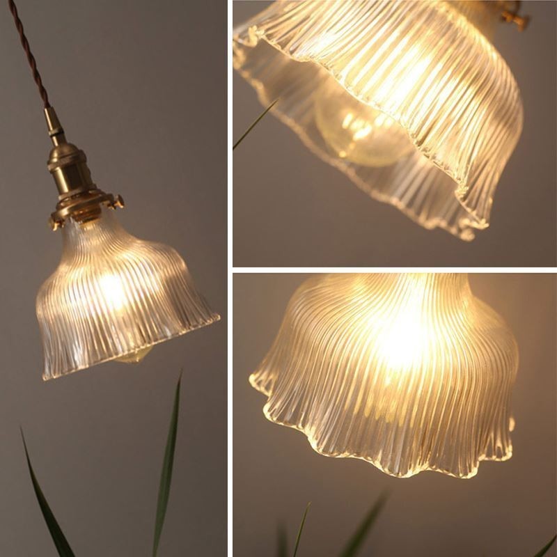 Luminária pendente grande de vidro transparente com nervuras e suporte de latão com interruptor giratório