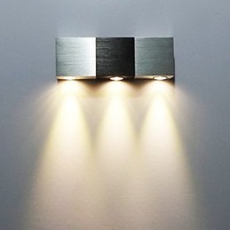 Luminária de parede moderna com corpo retangular de alumínio com luz difusora