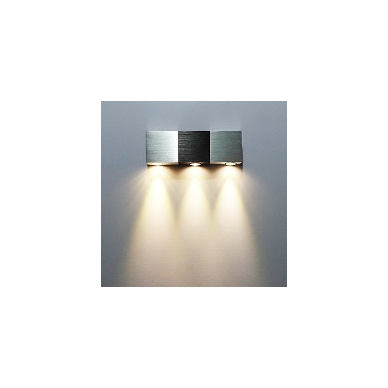 Luminária de parede moderna com corpo retangular de alumínio com luz difusora