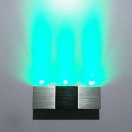 Luminária de parede moderna com corpo retangular de alumínio com luz difusora