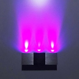 Luminária de parede moderna com corpo retangular de alumínio com luz difusora