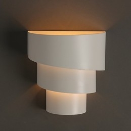 Pequena luminária de parede de desenho animado de concha em ferro forjado em forma de tocha na cabeceira de uma cama