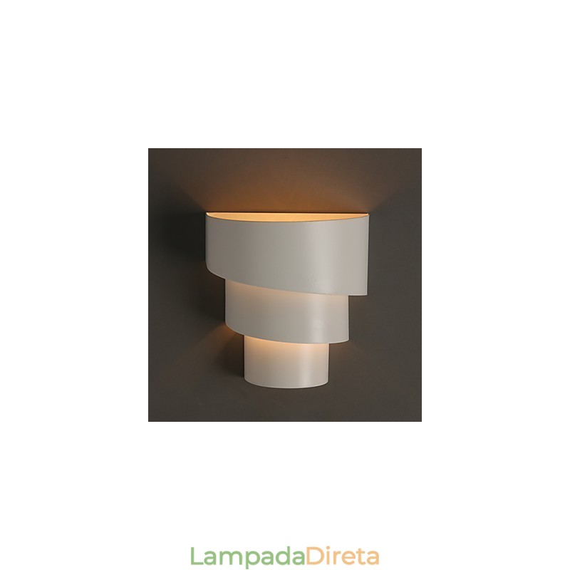 Pequena luminária de parede de desenho animado de concha em ferro forjado em forma de tocha na cabeceira de uma cama