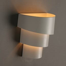 Pequena luminária de parede de desenho animado de concha em ferro forjado em forma de tocha na cabeceira de uma cama