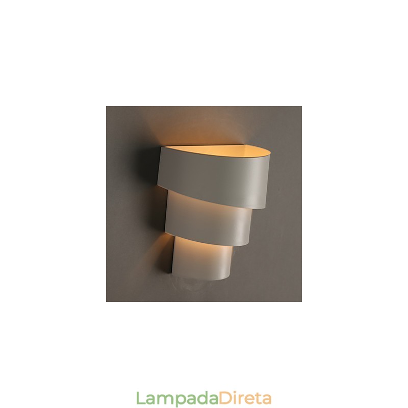Pequena luminária de parede de desenho animado de concha em ferro forjado em forma de tocha na cabeceira de uma cama