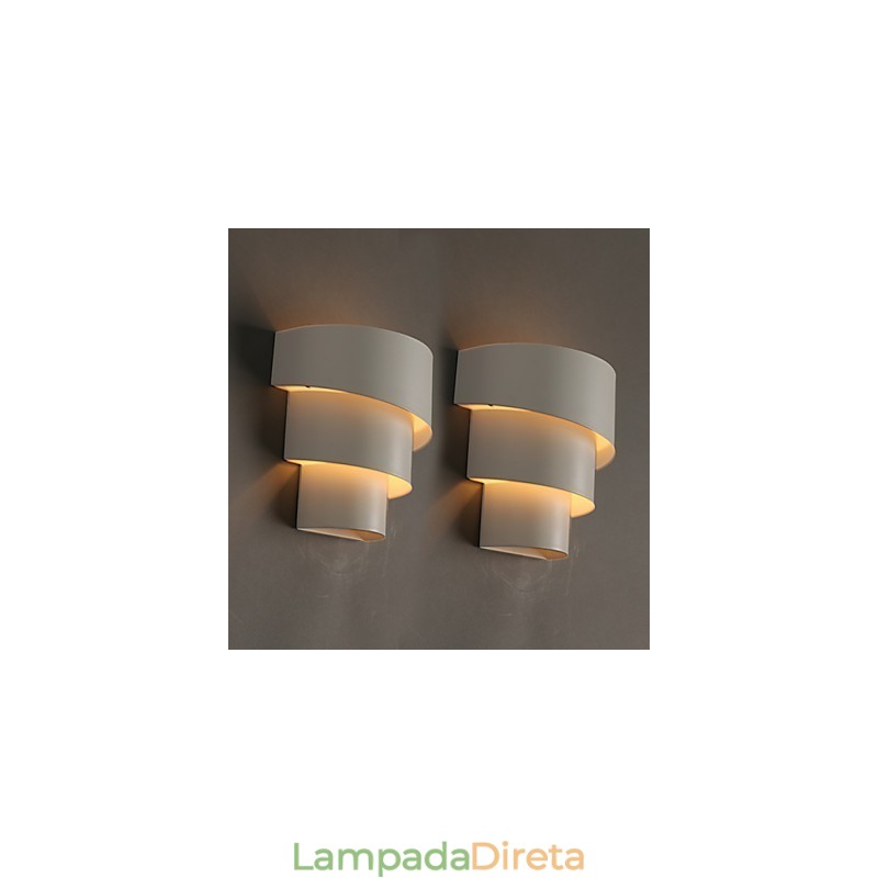 Pequena luminária de parede de desenho animado de concha em ferro forjado em forma de tocha na cabeceira de uma cama
