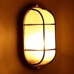 Personalidade criativa está restaurando formas antigas de luminárias de parede de vidro