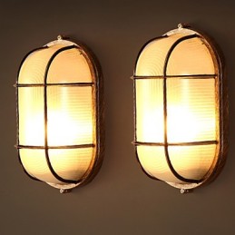 Personalidade criativa está restaurando formas antigas de luminárias de parede de vidro