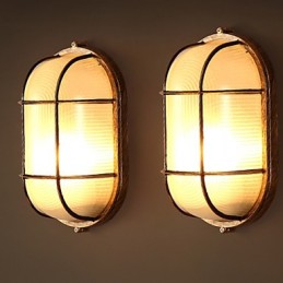 Personalidade criativa está restaurando formas antigas de luminárias de parede de vidro