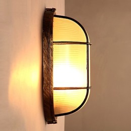 Personalidade criativa está restaurando formas antigas de luminárias de parede de vidro