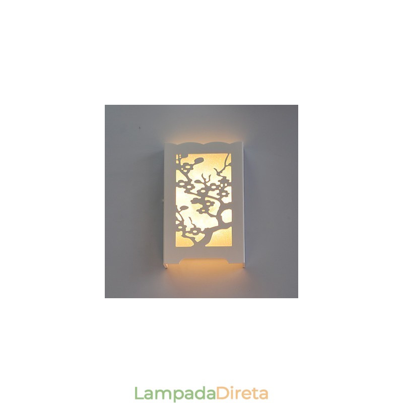 Luminária de parede branca com flor de ameixa e padrões esculpidos ou desenhos em luzes de madeira