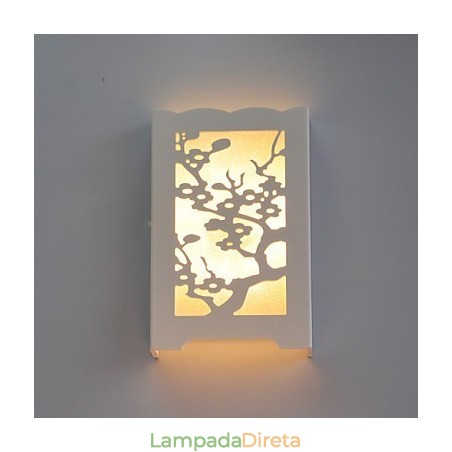 Luminária de parede branca com flor de ameixa e padrões esculpidos ou desenhos em luzes de madeira Luminária de parede branca com flor de ameixa e padrões esculpidos ou desenhos em luzes de madeira