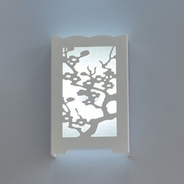 Luminária de parede branca com flor de ameixa e padrões esculpidos ou desenhos em luzes de madeira