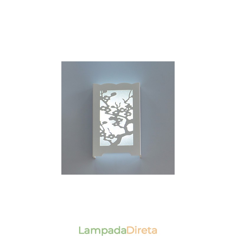 Luminária de parede branca com flor de ameixa e padrões esculpidos ou desenhos em luzes de madeira