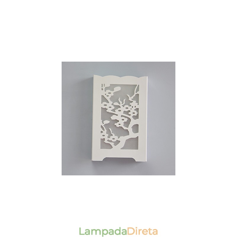 Luminária de parede branca com flor de ameixa e padrões esculpidos ou desenhos em luzes de madeira
