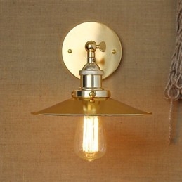 Vila de estilo industrial minimalista, guarda-chuva dourado nostálgico em frente ao corredor da igreja, parede decorada