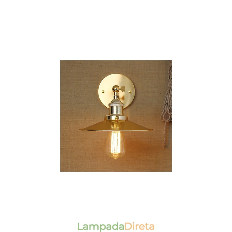 Vila de estilo industrial minimalista, guarda-chuva dourado nostálgico em frente ao corredor da igreja, parede decorada