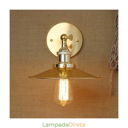 Vila de estilo industrial minimalista, guarda-chuva dourado nostálgico em frente ao corredor da igreja, parede decorada Vila de estilo industrial minimalista, guarda-chuva dourado nostálgico em frente ao corredor da igreja, parede decorada