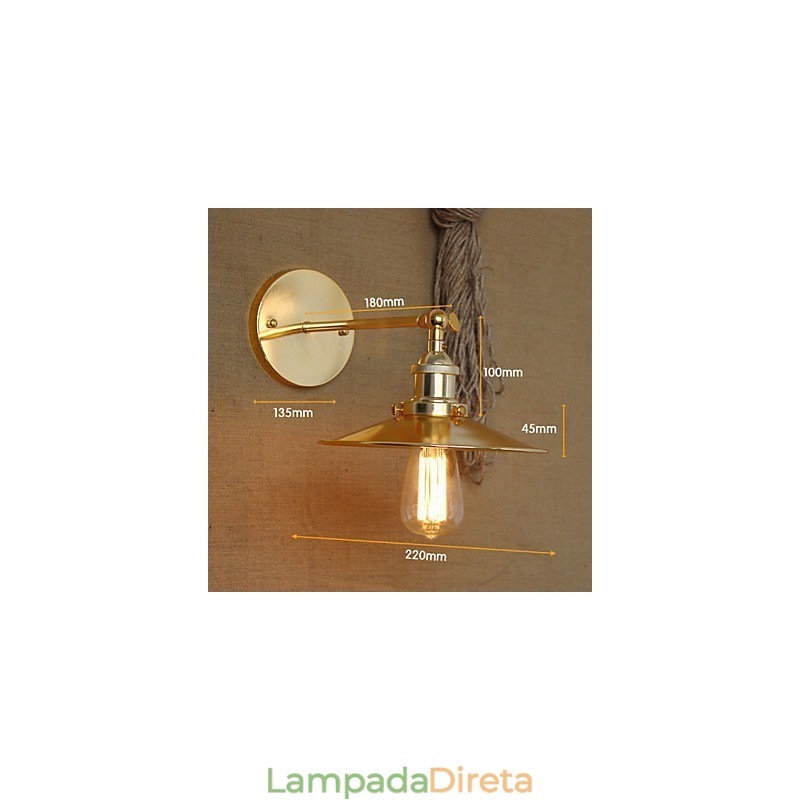 Vila de estilo industrial minimalista, guarda-chuva dourado nostálgico em frente ao corredor da igreja, parede decorada