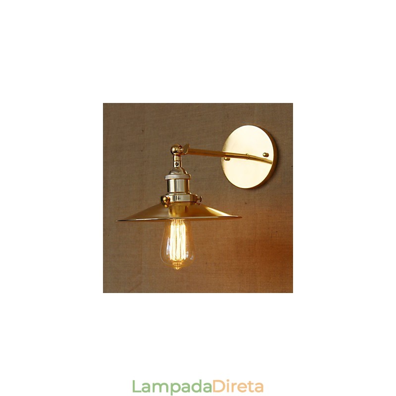 Vila de estilo industrial minimalista, guarda-chuva dourado nostálgico em frente ao corredor da igreja, parede decorada
