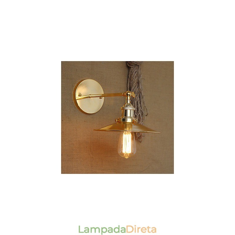 Vila de estilo industrial minimalista, guarda-chuva dourado nostálgico em frente ao corredor da igreja, parede decorada