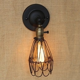 Cerca de estilo industrial americano com malha de ferro enferrujado e aplique decorativo de parede