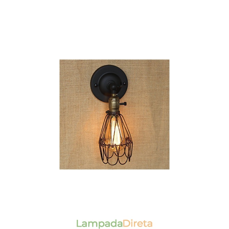 Cerca de estilo industrial americano com malha de ferro enferrujado e aplique decorativo de parede