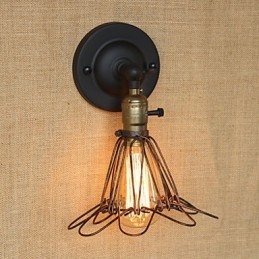 Cerca de estilo industrial americano com malha de ferro enferrujado e aplique decorativo de parede