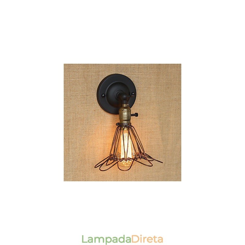 Cerca de estilo industrial americano com malha de ferro enferrujado e aplique decorativo de parede
