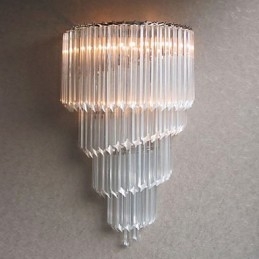 Luminária de parede com acabamento cromado, faixas de cristal e 3 luzes