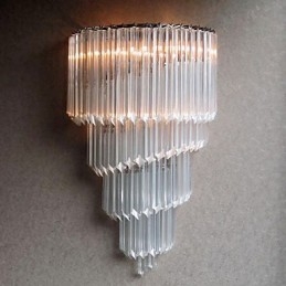 Luminária de parede com acabamento cromado, faixas de cristal e 3 luzes