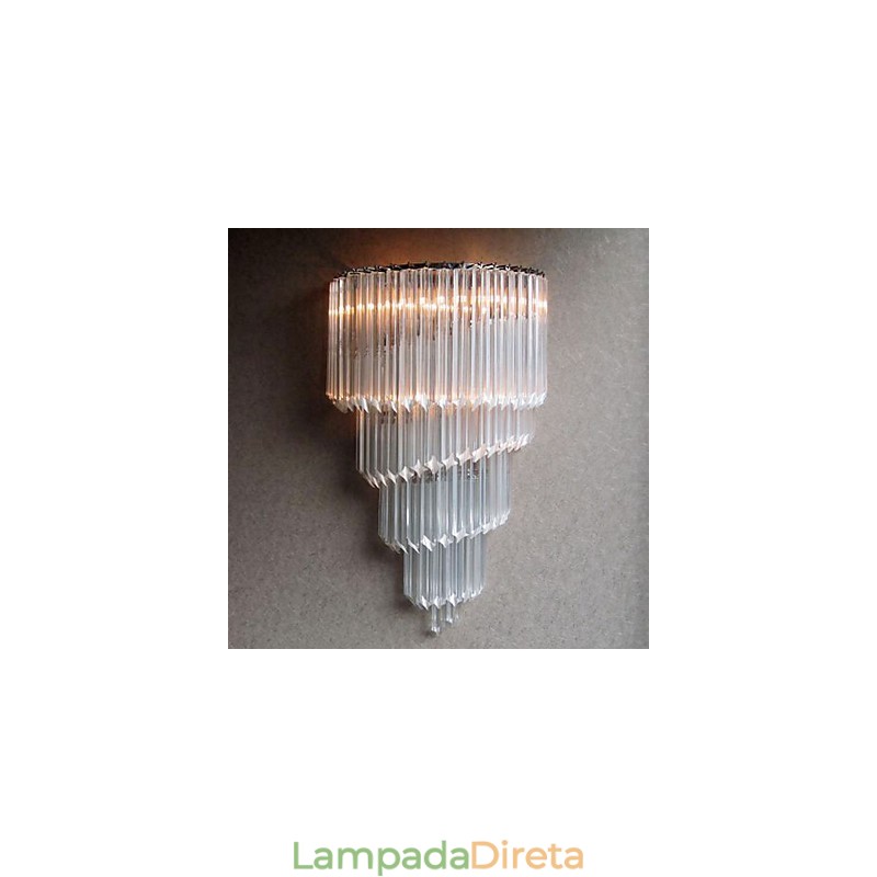 Luminária de parede com acabamento cromado, faixas de cristal e 3 luzes