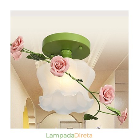 Dia dos Namorados As flores e plantas do Rose Garden absorvem a luz da cúpula Dia dos Namorados As flores e plantas do Rose Garden absorvem a luz da cúpula
