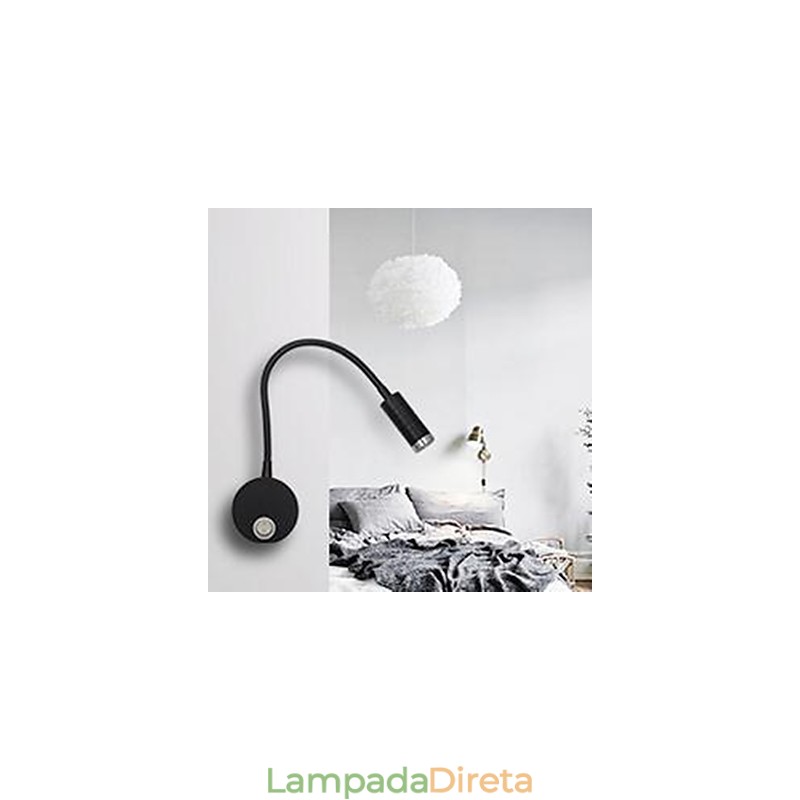 A Luminária de Parede Da Luminária de Parede Da Cabeceira Da Cama De Mangueira É Iluminada Pela Luz Da Lâmpada De Leitura