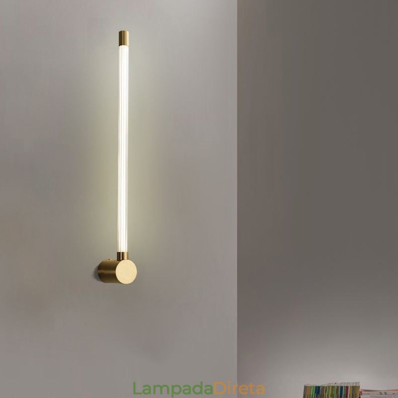 Luminária de parede moderna em tira de acrílico de latão