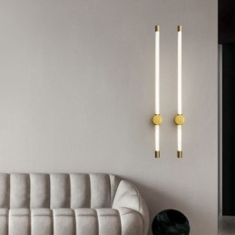 Luminária de parede moderna em tira de acrílico de latão