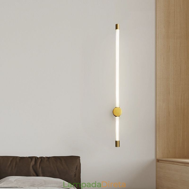Luminária de parede moderna em tira de acrílico de latão