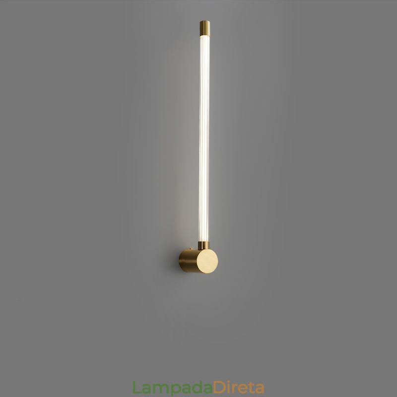 Luminária de parede moderna em tira de acrílico de latão