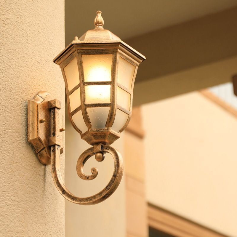 Luminária de parede europeia retrô para áreas externas, luz de parede de vidro fosco à prova d'água de cabeça única