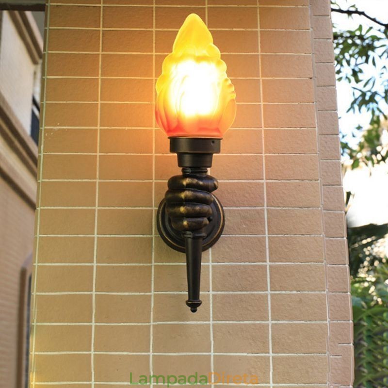 Luminária de parede europeia retrô para exterior à prova d'água em forma de tocha