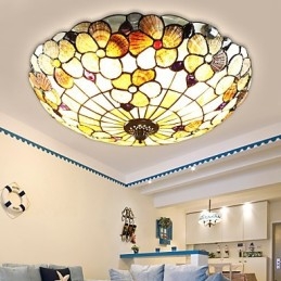 As conchas do mar Mediterrâneo absorvem a luz da cúpula da chaminé rural