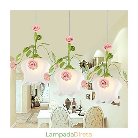 Flores e plantas de jardim do Dia dos Namorados absorvem luz de cúpula Flores e plantas de jardim do Dia dos Namorados absorvem luz de cúpula