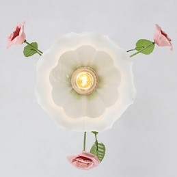Flores e plantas de jardim do Dia dos Namorados absorvem luz de cúpula